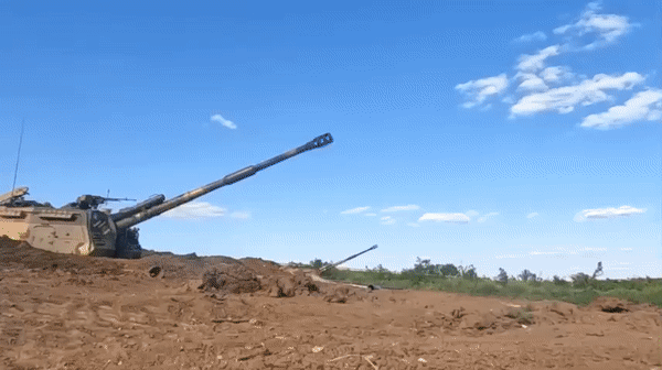 Pháo tự hành Msta-S của Nga tấn công mục tiêu Ukraine