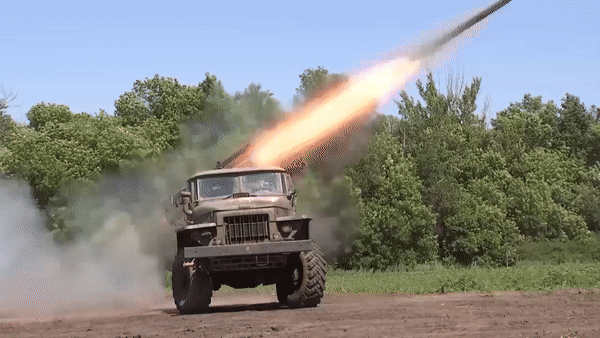 Pháo phản lực phóng loạt Grad của Nga dội ‘mưa rocket’ vào Ukraine