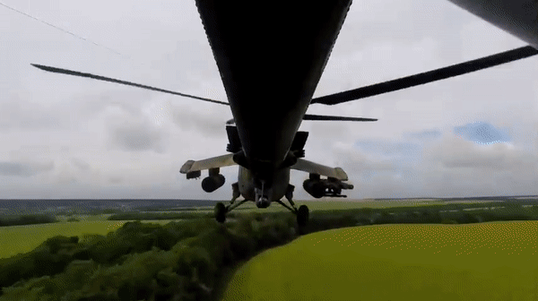Trực thăng tấn công Mi-35 Nga tập kích xe bọc thép Ukraine