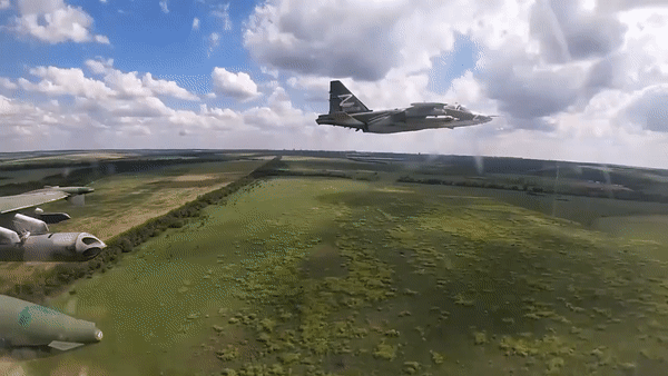 Cường kích Su-25 Nga không kích doanh trại dã chiến của Ukraine