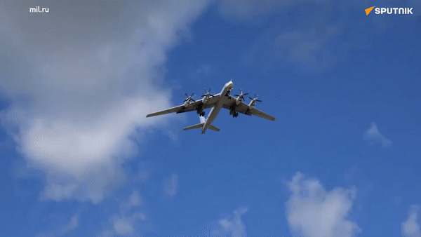 Hai máy bay ném bom chiến lược Tu-95 Nga bay qua biển Nhật Bản