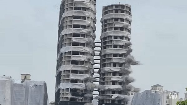 Ấn Độ đánh sập tòa &apos;tháp đôi&apos; 30 tầng xây dựng trái phép