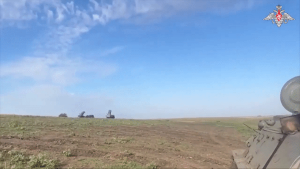 Pháo phản lực Uragan của Nga khai hỏa dữ dội ở Ukraine