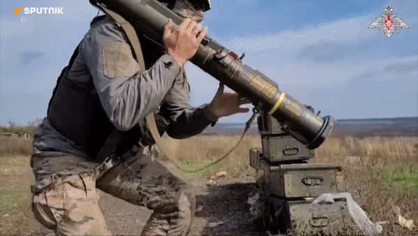 Tân binh Nga được huấn luyện dùng súng chống tăng vác vai AT-4 của NATO
