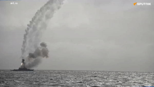 Chiến hạm Nga đồng loạt phóng tên lửa vào hệ thống chỉ huy quân đội Ukraine