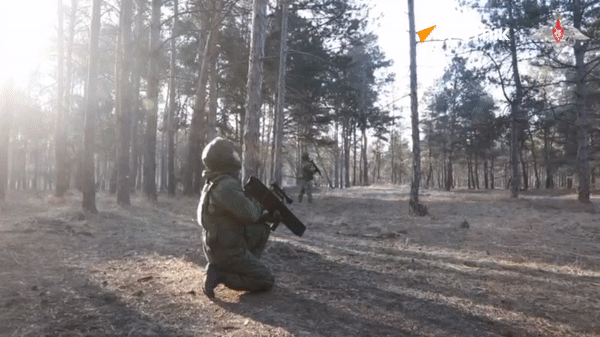 Xem lính dù Nga dùng súng bắn rơi UAV trinh sát của Ukraine