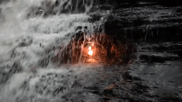 Vẫn chưa có lời giải về ngọn lửa &apos;không bao giờ tắt&apos; bên trong thác nước