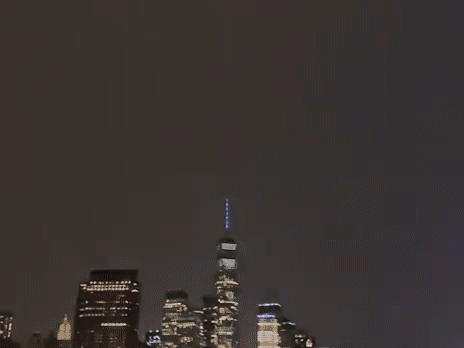 Thót tim nhìn sét đánh trúng tòa nhà chọc trời ở New York 