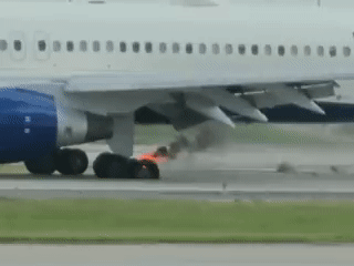 Máy bay nổ lốp bốc cháy ở Atlanta, khách phải sơ tán khẩn