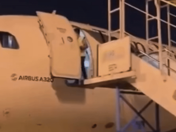 Thót tim cảnh nhân viên rơi từ cửa máy bay TransNusa 
