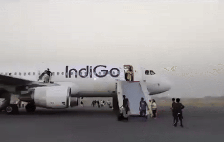 Hành khách khẩn cấp rời máy bay IndiGo 