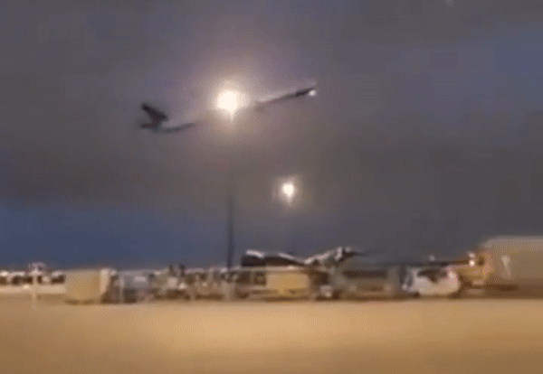 Máy bay Air Canada chở hơn 400 người bốc cháy khi cất cánh