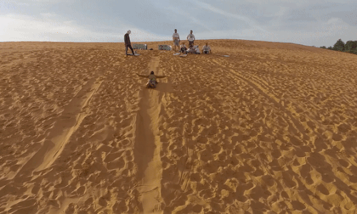 Cụ già 71 tuổi trượt cát ngoạn mục ở Mũi Né khiến du khách trầm trồ