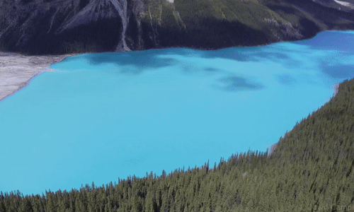 Kì lạ hồ nước có màu xanh siêu thực ở Canada