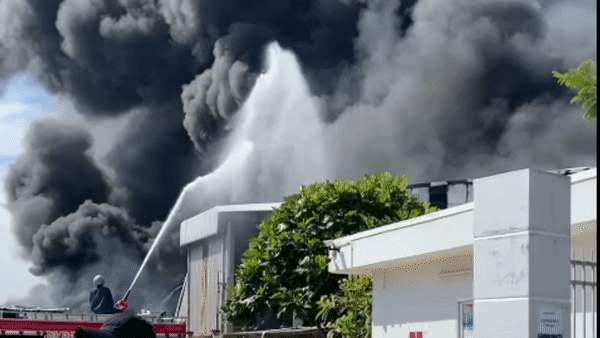 Cháy lớn thiêu rụi gần 3.000m2 nhà xưởng ở TPHCM ngày cuối năm