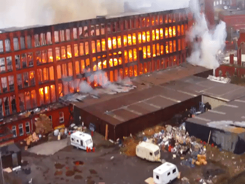 Kinh hoàng cảnh nhà máy giấy bốc cháy ngùn ngụt vào rạng sáng
