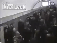 Khoảnh khắc quả bom trên tàu điện ngầm ở St. Petersburg phát nổ được ghi lại bằng camera an ninh.