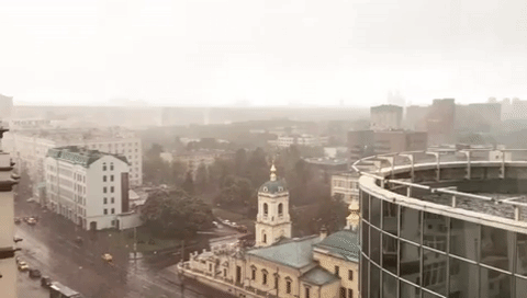 Nga: Tuyết bất ngờ rơi giữa mùa hè ở Moscow