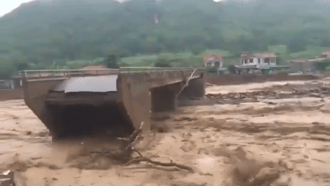 Cận cảnh lũ quét khiến 10 người chết tại Yên Bái, Sơn La