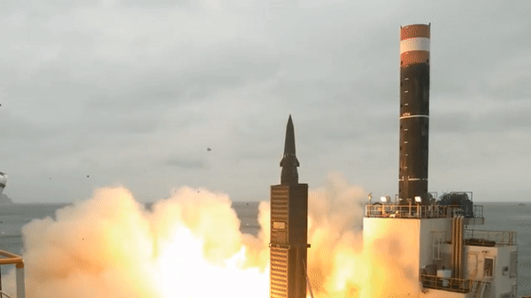 Xem tên lửa đạn đạo Hàn Quốc rời bệ phóng, bắn trúng mục tiêu