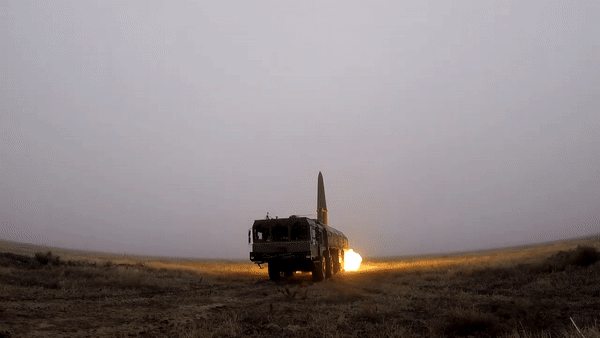 Mục kích tên lửa Iskander Nga rời bệ phóng