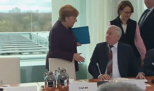 Cảnh giác cao độ mùa dịch Covid-19, cấp dưới từ chối bắt tay Thủ tướng Merkel