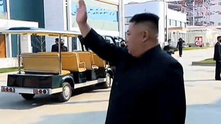 Những hình ảnh đầu tiên của ông Kim Jong-un sau tin đồn sức khỏe