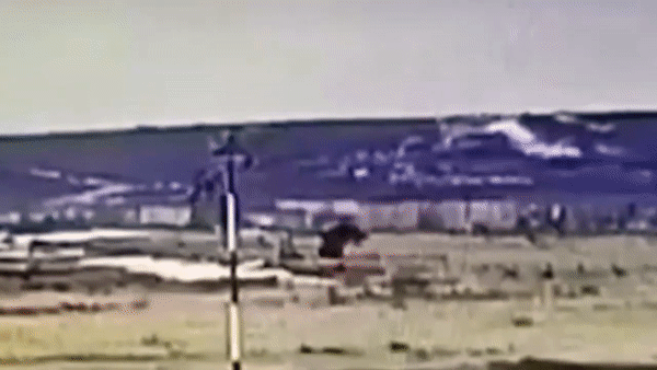 Cảnh trực thăng Mi-8 Nga gặp sự cố, đâm sầm xuống đất rồi nổ tung
