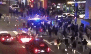 Mỹ: Hãi hùng cảnh xe cảnh sát lao vào giữa đám đông biểu tình