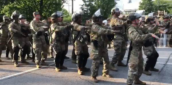 Mỹ: Lính Vệ binh Quốc gia hào hứng nhảy múa cùng người biểu tình 