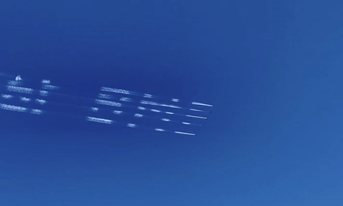 Xem phi đội máy bay cánh quạt Nga viết chữ lên trời mừng Quốc khánh