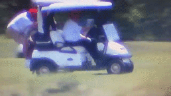 Ông Trump phi như bay, mặc nhân viên phục vụ khổ sở bám đuôi xe golf