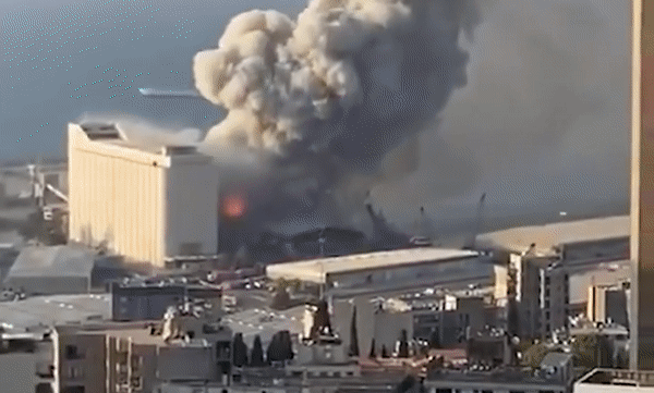 Vụ nổ tàn phá cảng biển và các khu dân cư của Beirut ảnh: CNN 