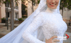 Đang chụp ảnh cưới, cô dâu suýt bị thổi bay vì nổ lớn ở Beirut