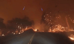 California hóa &apos;Hỏa Diệm Sơn&apos; vì cháy rừng, dân liều mình lái xe lao qua biển lửa