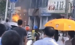 Thót tim cảnh nổ khí gas giữa phố đông người ở Trung Quốc