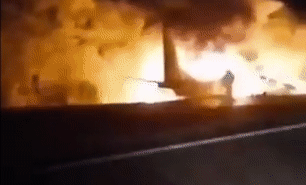 Xem máy bay quân sự Ukraine gãy vụn khi rơi, bốc cháy phừng phừng khiến 25 người chết