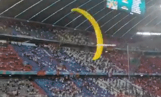 EURO 2020: Người biểu tình nhảy dù xuống sân vận động ngay trước trận Pháp - Đức