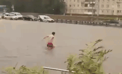 Moscow hứng &apos;siêu mưa&apos; sau một tuần nắng nóng, dân tung tăng bơi lội dưới đường
