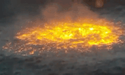 Đường ống dẫn dầu bốc cháy ngùn ngụt dưới biển, cảnh tượng như phim viễn tưởng