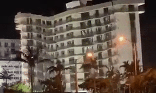 Mỹ cho nổ tung tòa chung cư bên bờ biển trước cơn bão lớn