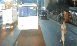 Nga: Xe buýt bất ngờ phát nổ giữa phố, gần 20 người thương vong