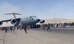 Tận thấy dân Afghanistan bám víu vào máy bay quân sự Mỹ ở sân bay Kabul