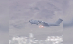 Máy bay quân sự thả pháo sáng đề phòng bị IS bắn rơi khi sơ tán người khỏi Afghanistan