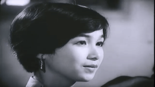 Kiểu tóc ấn tượng của Hoa hậu Bích Phương trong phim đen trắng "Giờ học bình thường" được yêu thích thời bấy giờ.