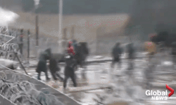 Người di cư ném đá qua biên giới, cảnh sát Ba Lan dùng vòi rồng trấn áp