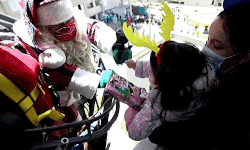 Ông già Noel cưỡi xe thang cứu hoả tặng quà cho trẻ em mắc COVID-19