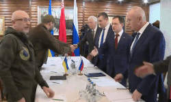 Phái đoàn Nga - Ukraine bắt tay nhau tại cuộc hội đàm vòng hai
