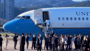 Chủ tịch Hạ viện Mỹ lên máy bay rời Đài Loan (Trung Quốc)