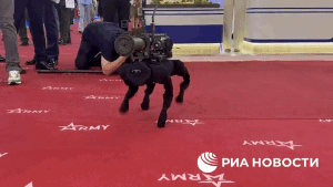 Robot chó M-81 mang súng phóng lựu ra mắt tại triển lãm Army 2022
